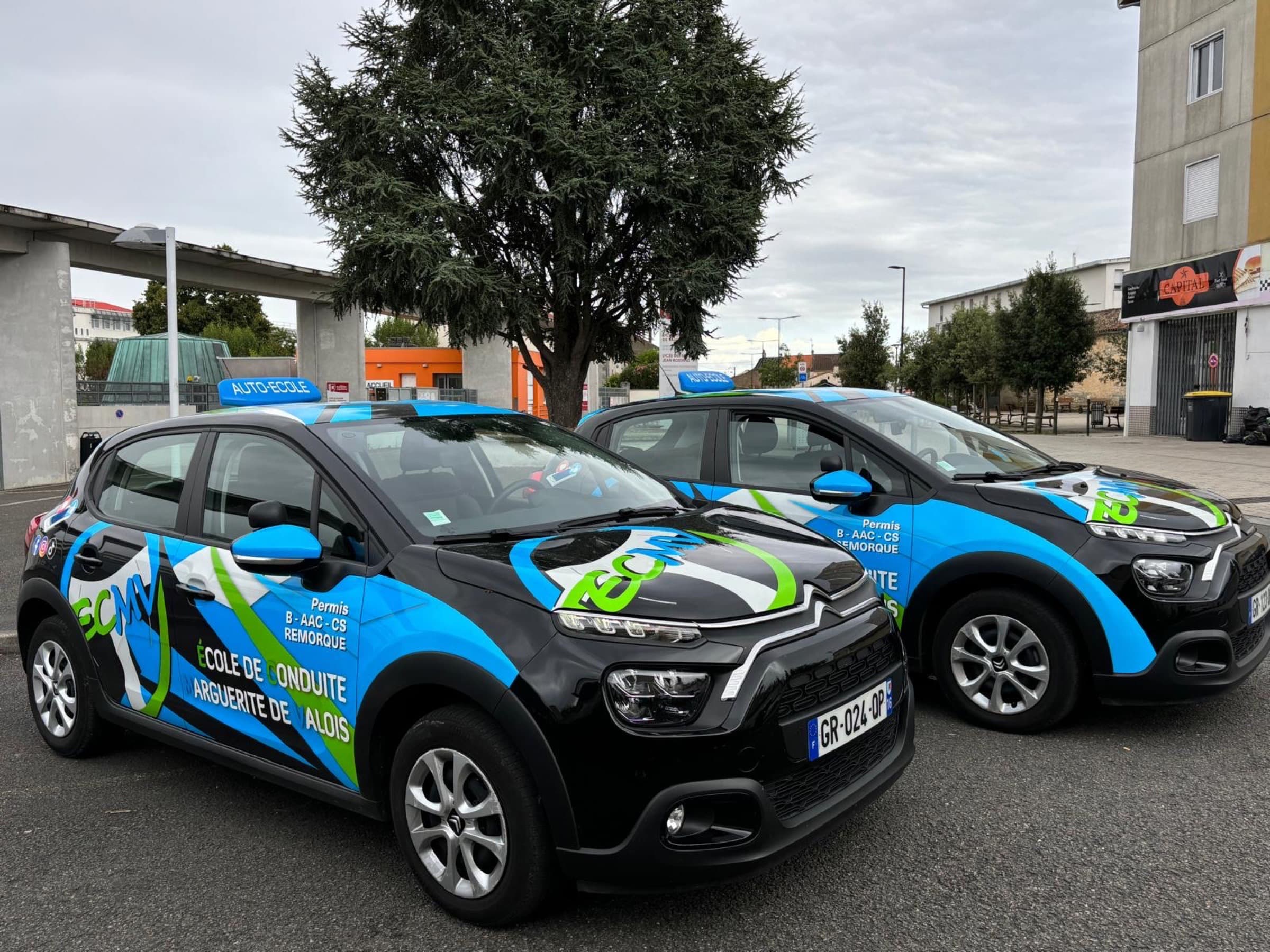 Véhicules ECMV devant l'agence Marguerite de Valois à Angoulême