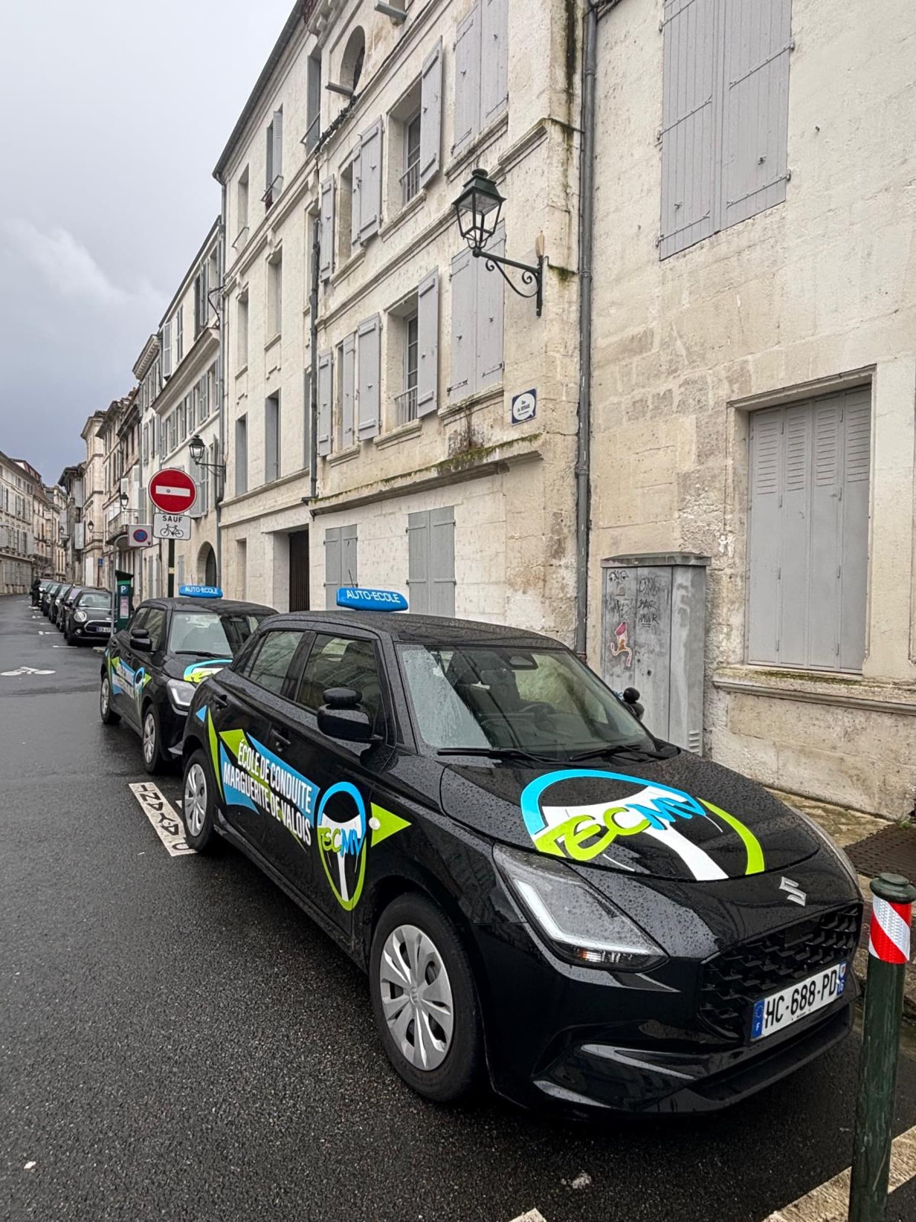 Véhicules ECMV devant l'agence rue Louise Lériget à Angoulême