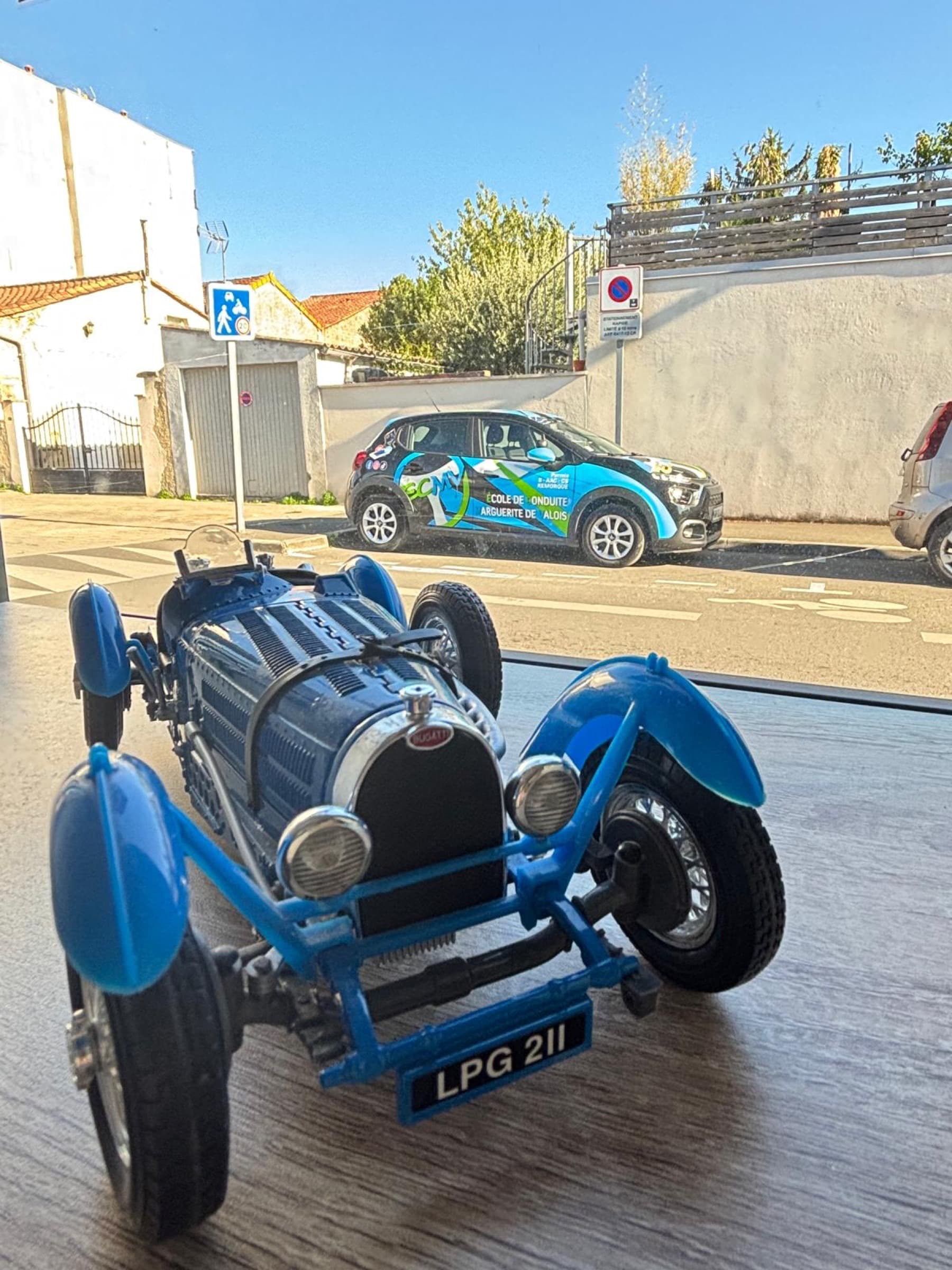 Voiture ECMV devant l'agence Lériget à Angoulême